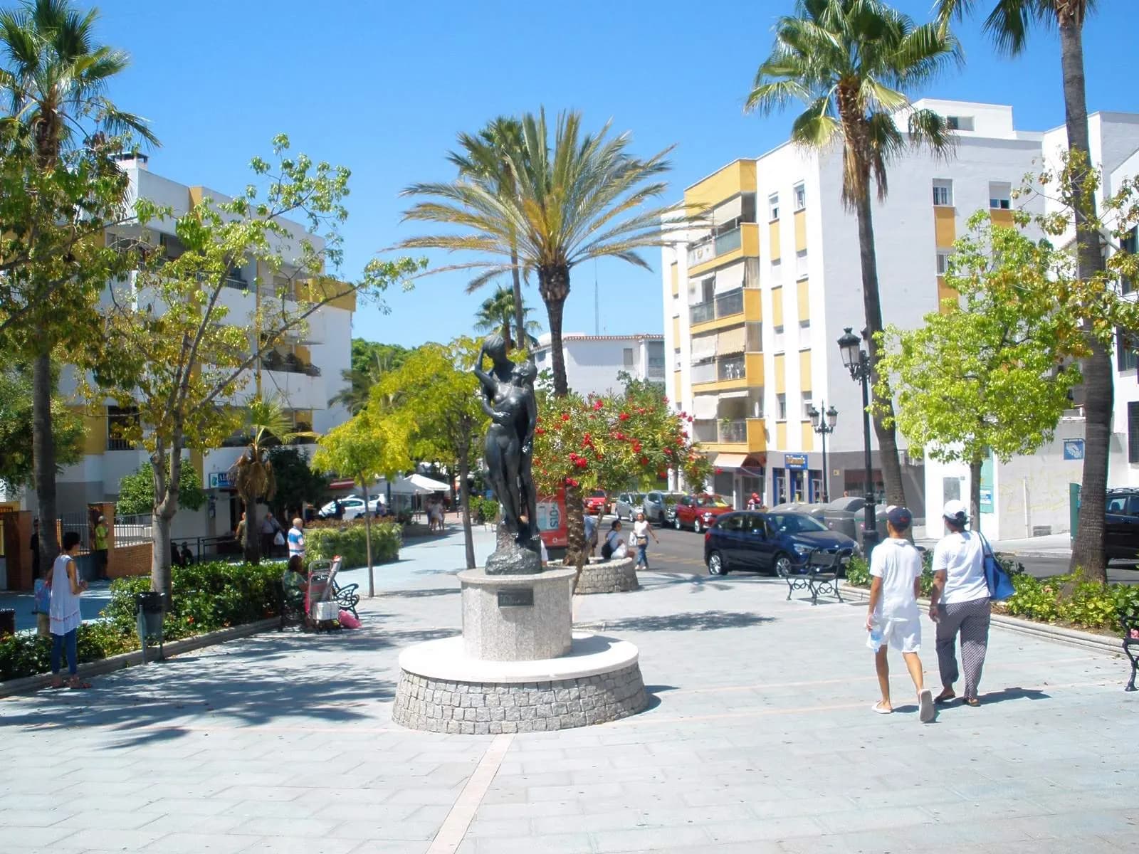 Calle con palmeras en San Pedro de Alcántara